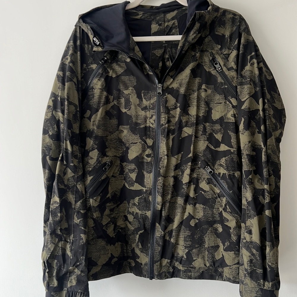 Lululemon Raincoat size 8 in Army/Camo